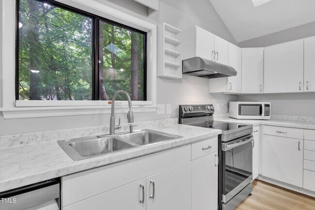 Building Photo - Spacious and Renovated 3BR Townhome in Cha...