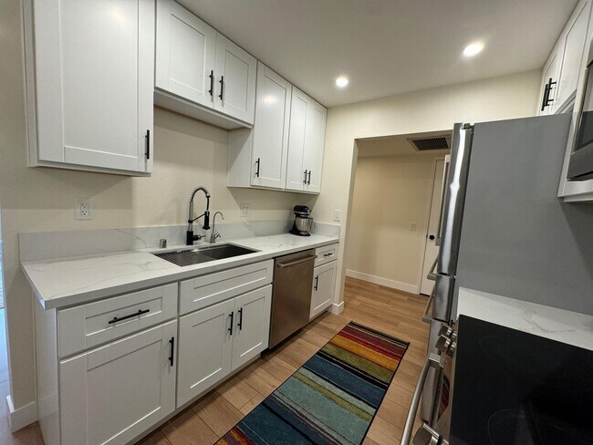 Foto del edificio - Move in ready Condo!