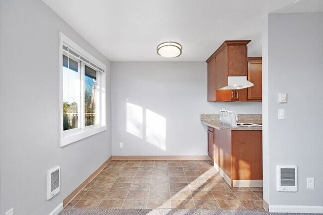 Foto del edificio - 3 bedroom 1 bath in heart of Milwaukie