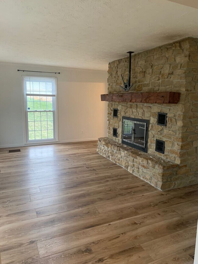 Building Photo - Charming Five-Bedroom Retreat with Finished Basement and Modern Amenities!