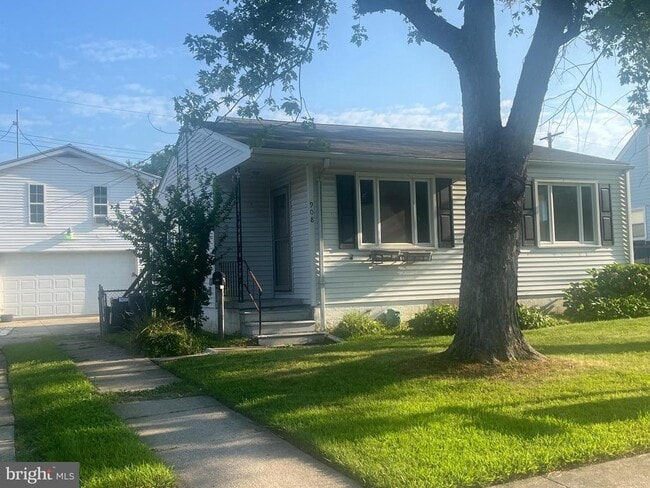 Building Photo - 908 Homberg Ave