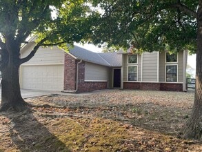 Building Photo - 712 West 119th Pl S