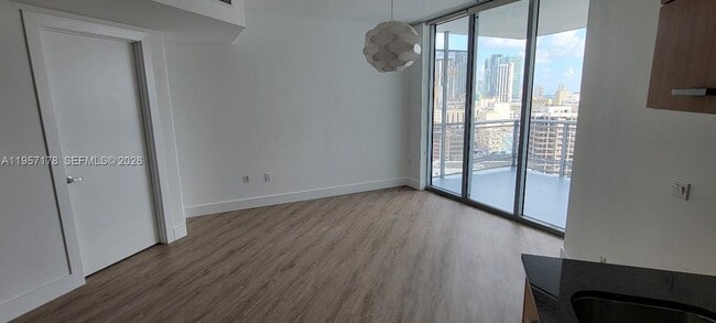 Foto del edificio - 350 S Miami Ave