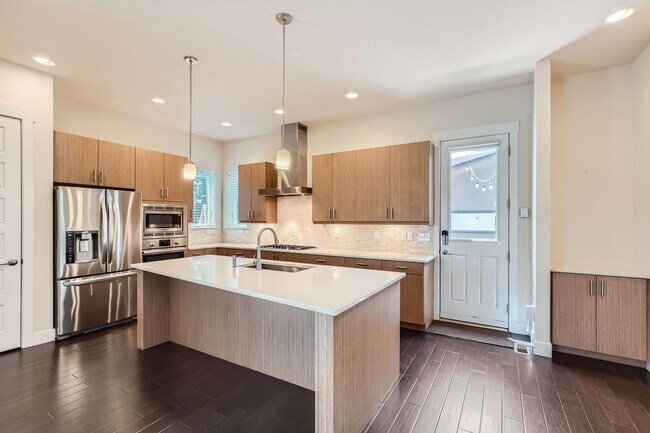 Building Photo - Evolve Real Estate: Gorgeous 4 Bedroom Hom...