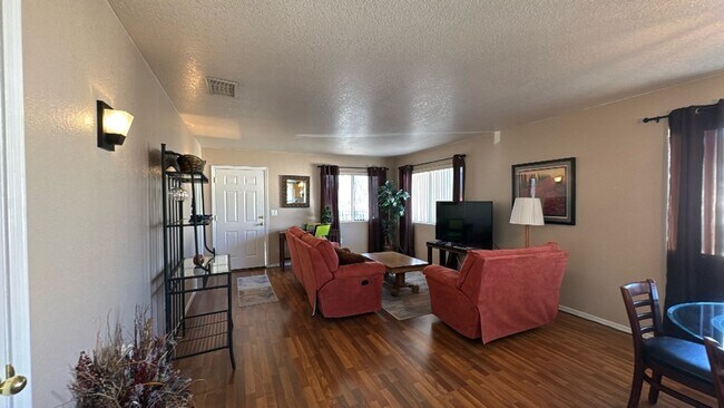 Foto del edificio - Fully Furnished or Unfurnished - 2 bedroom...
