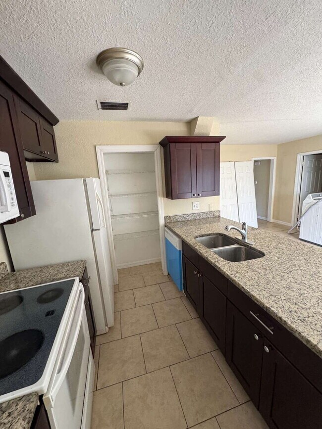 Building Photo - "Spacious 4-Bedroom Oasis with 2 Baths in Tampa – Your Perfect Family Retreat!"