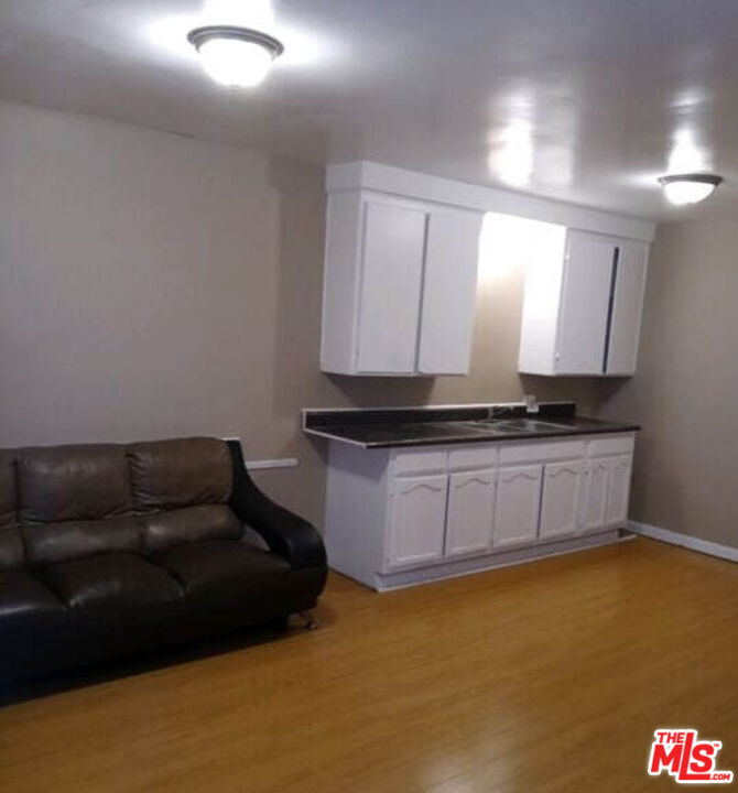 Foto principal - 8012 S Western Ave