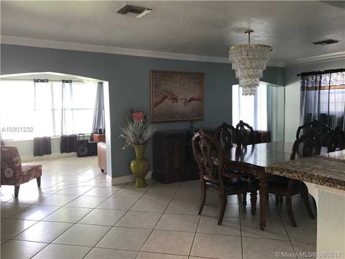 Foto del edificio - 742 NW 73rd Ter