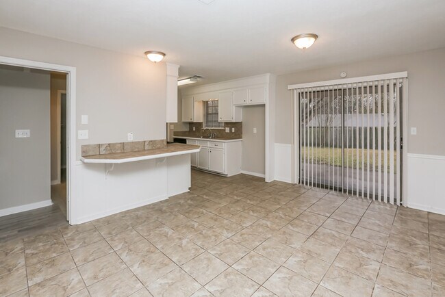 Building Photo - Spacious 3 Bedroom