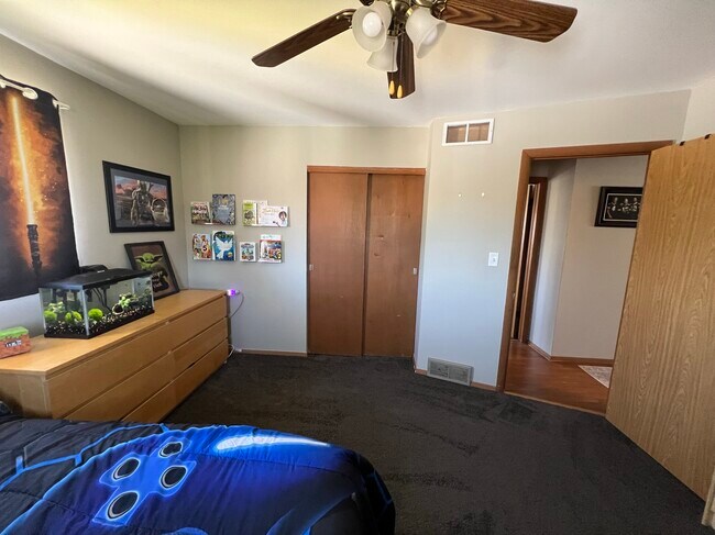 Building Photo - Fully Updated St Francis 2br Upper Unit