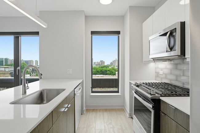 Foto del edificio - 1021 W Addison St