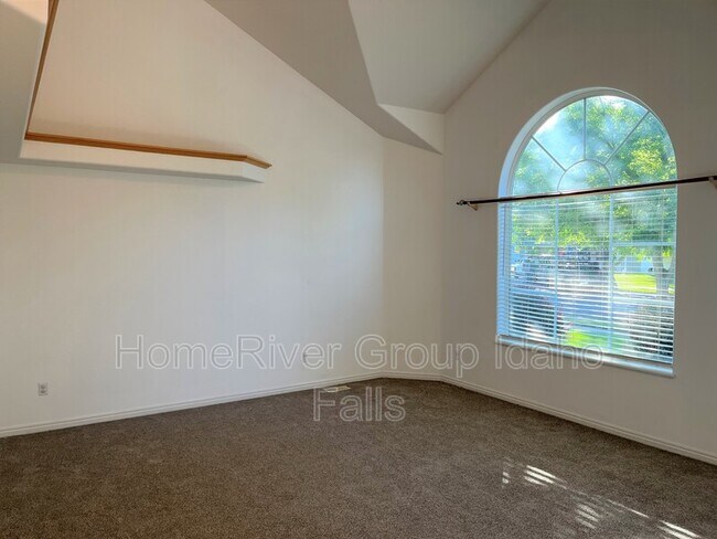 Building Photo - 241 Hampton Ln