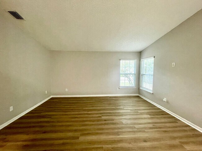 Building Photo - Beautiful, Remodeled 3/2 Townhouse in Wint...