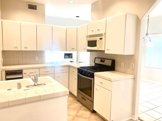 Building Photo - 7629 Draper Ave