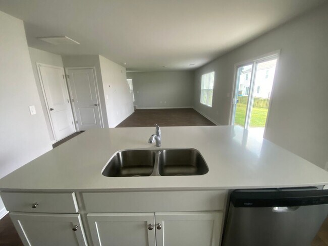 Foto del edificio - Available NOW!!