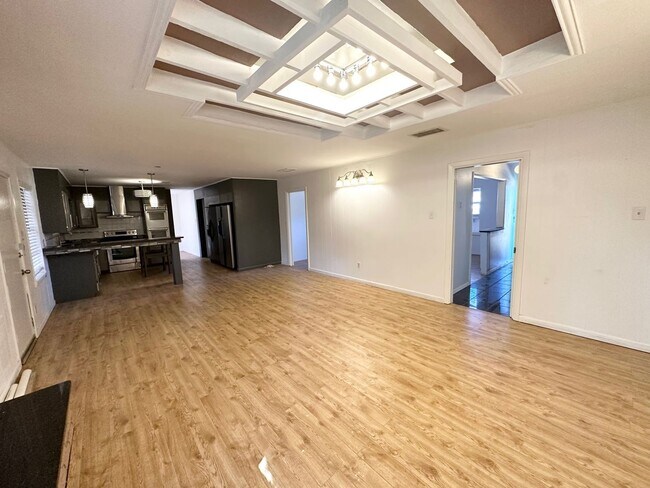 Building Photo - 3 Bed, 2 Bath available for rent ASAP!