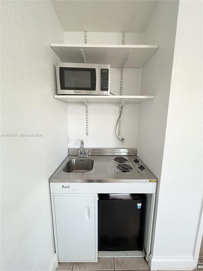 Building Photo - 715 NE 6th St