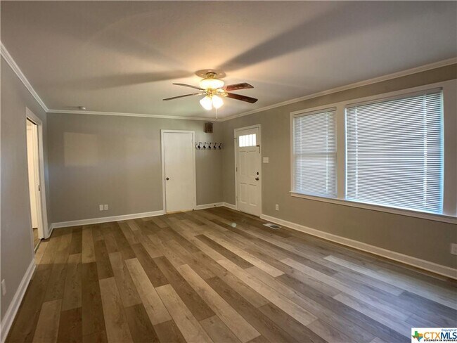 Foto del edificio - 564 Laurel Ln