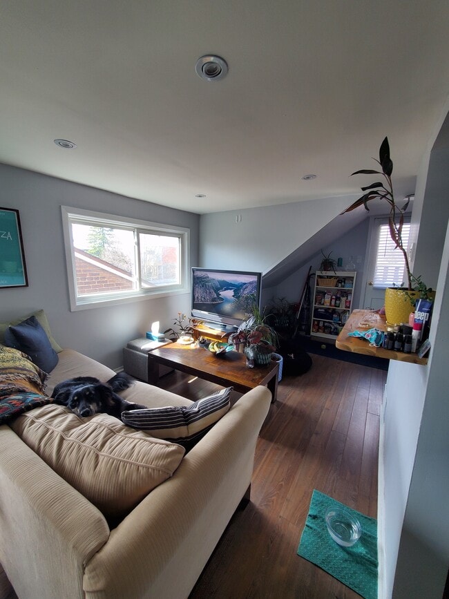 Building Photo - Bright open concept 3rd floor apartment in...
