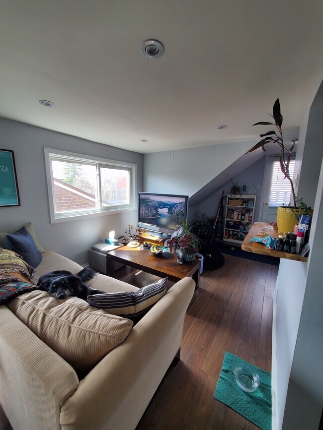 Photo du bâtiment - Bright open concept 3rd floor apartment in...