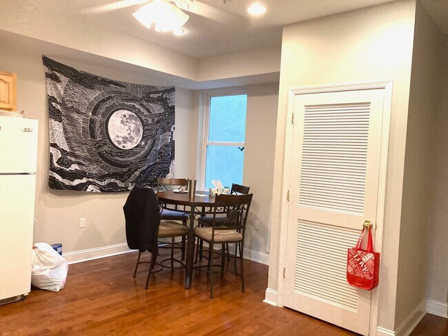 Sala de estar - 1613 N Sydenham St