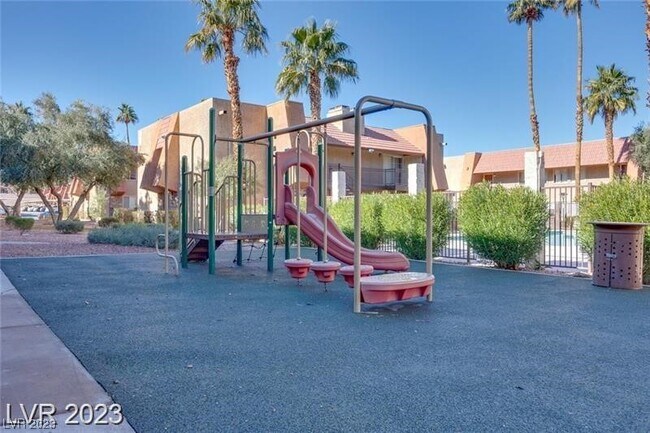 Foto del edificio - 5181 River Glen Dr