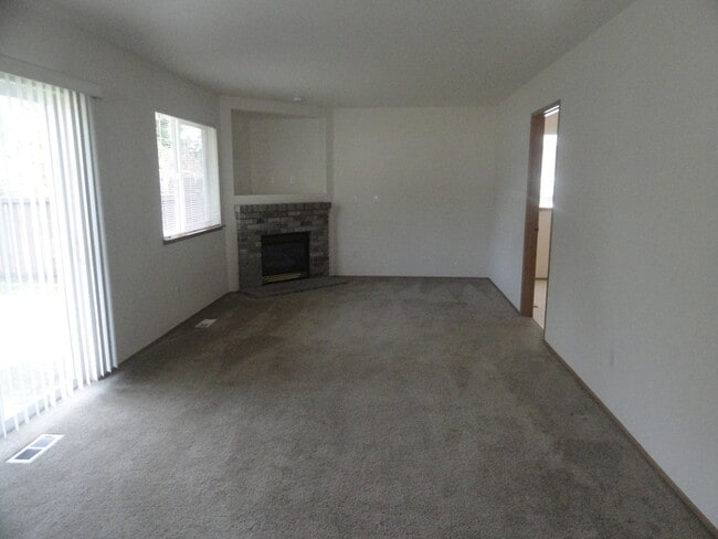 Foto del edificio - Gorgeous 4 bedroom 2 Story In the Gated Community of "Falcon Creek"!!