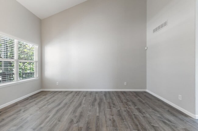 Building Photo - Spacious 5 bedroom home in the heart of Pa...