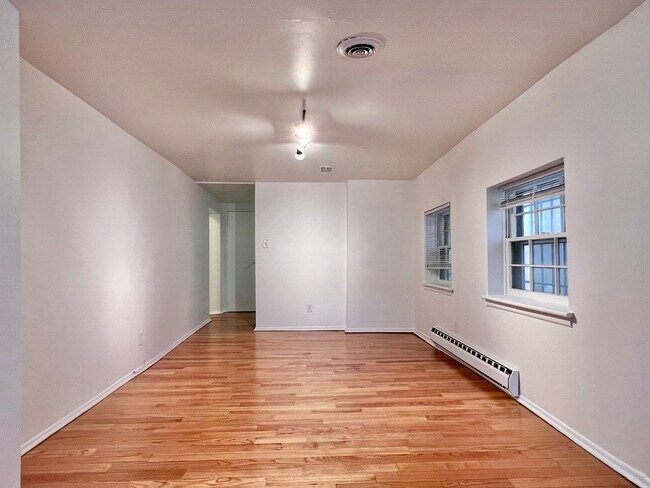 Foto del edificio - Spacious 1 BR w/ Private Entrance & Renovated Bath and Kitchen!