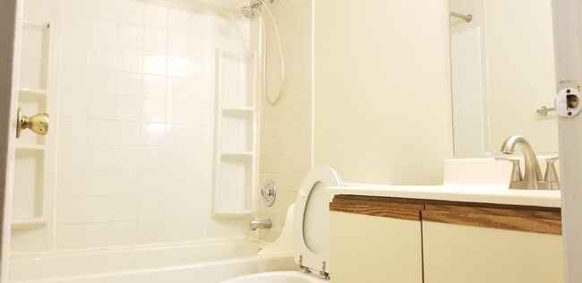 Foto del edificio - Convenient and Affordable N.Bethesda Condo
