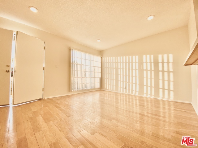 Primary Photo - 630 N Manhattan Pl