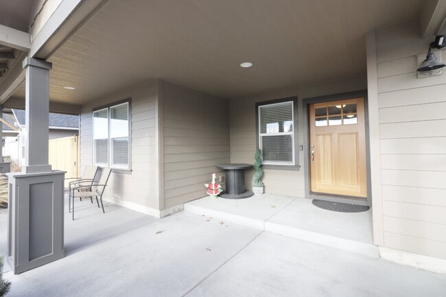 Building Photo - Be the first one to RENT this home! 3 bedrooms, 2 bathrooms, SINGLE LEVEL home with beautiful Lan...