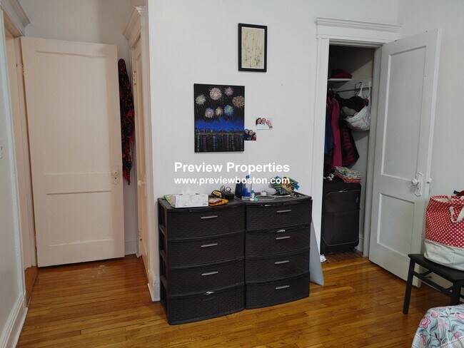 Foto del edificio - 4 Carol Ave