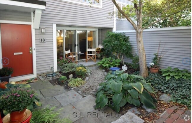 Building Photo - 10 Fresh Pond Pl