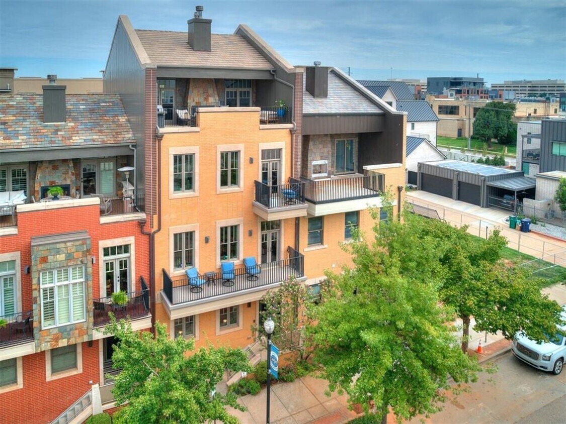 Foto principal - Luxury Fully Furnished Downtown OKC Brownstone Available for Lease!