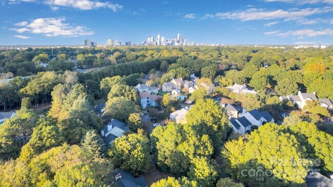 Foto del edificio - 3300 Selwyn Farms Ln