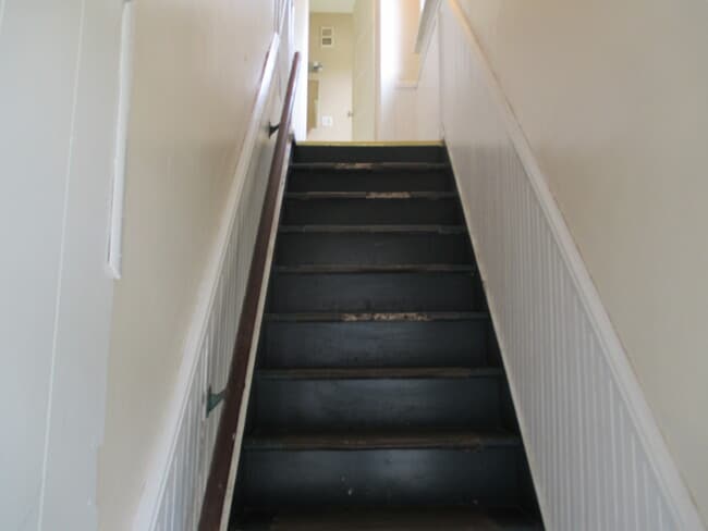 Building Photo - 1318 E 9th St