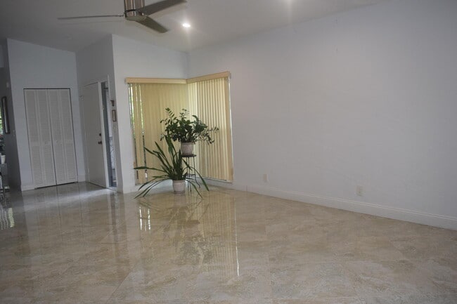 Building Photo - 5700 Queen Palm Ct