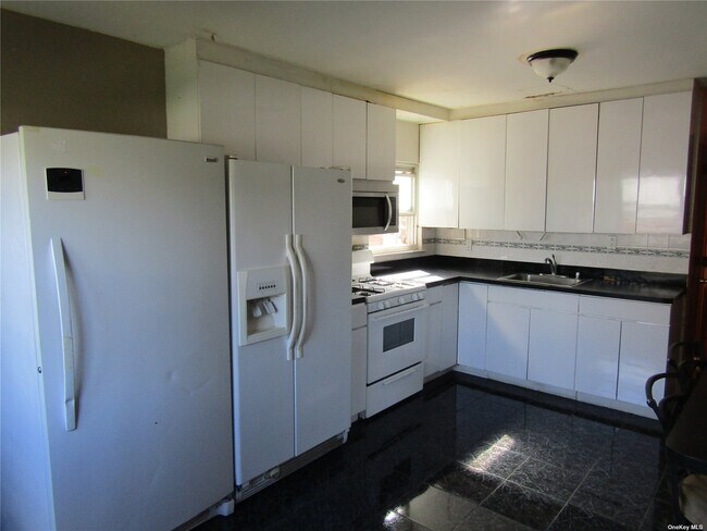 Foto del edificio - 213-06 Hillside Avenue
