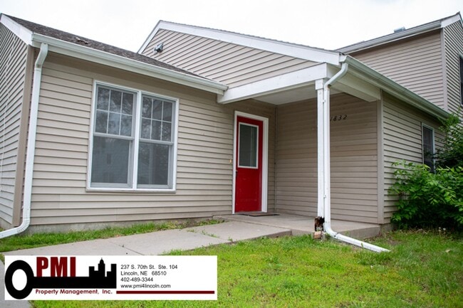 Building Photo - 2 Bedroom and 1 Bathroom Duplex Available ...