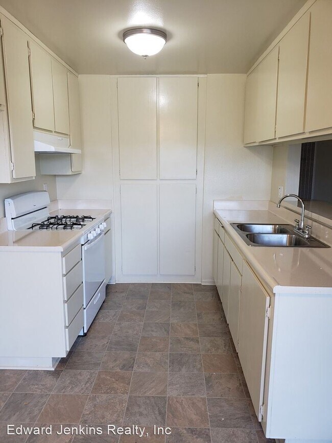 Building Photo - 4141 Rosecrans Ave