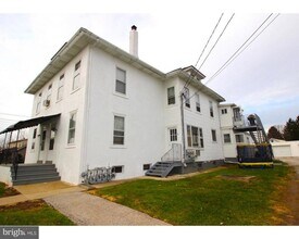 Building Photo - 15 Level Rd