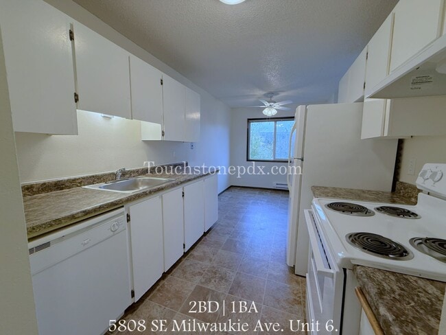 Updated 2 Bdrm Apartment with Balcony in Sellwood Moreland Neighborhood - Updated 2 Bdrm Apartment with Balcony in Sellwood Moreland Neighborhood