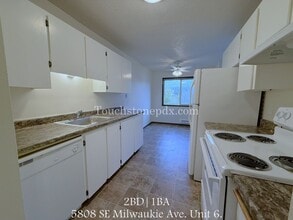 Building Photo - 5808 SE Milwaukie Ave