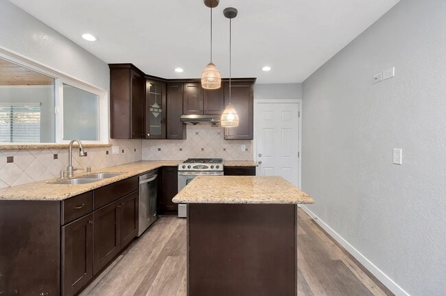 Building Photo - 10231 Empress Ave