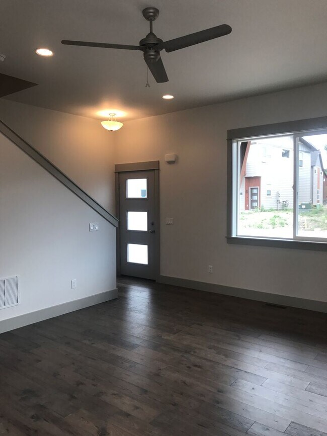 Building Photo - Almost New Amazing 3 Bedroom Unit