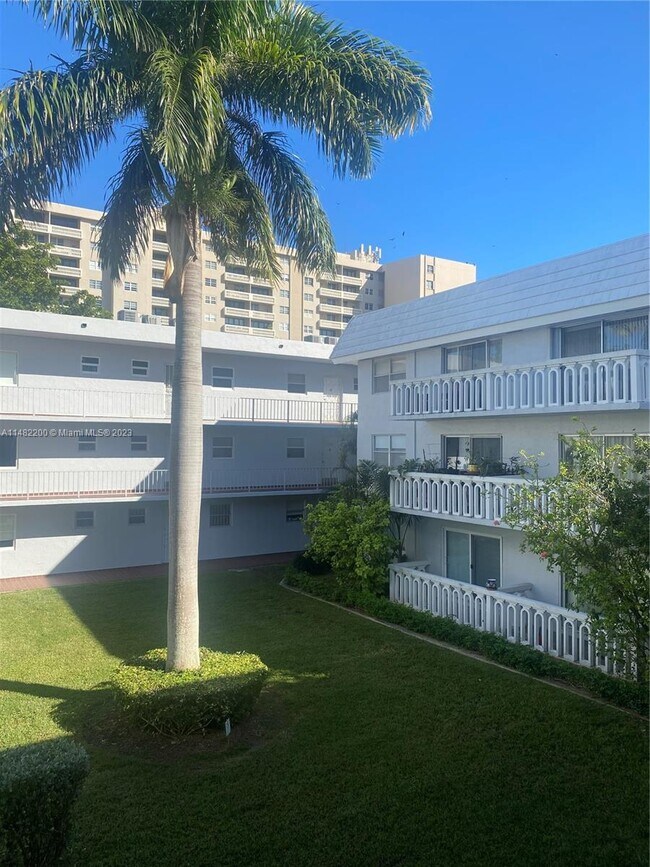 Foto del edificio - 100 Edgewater Dr