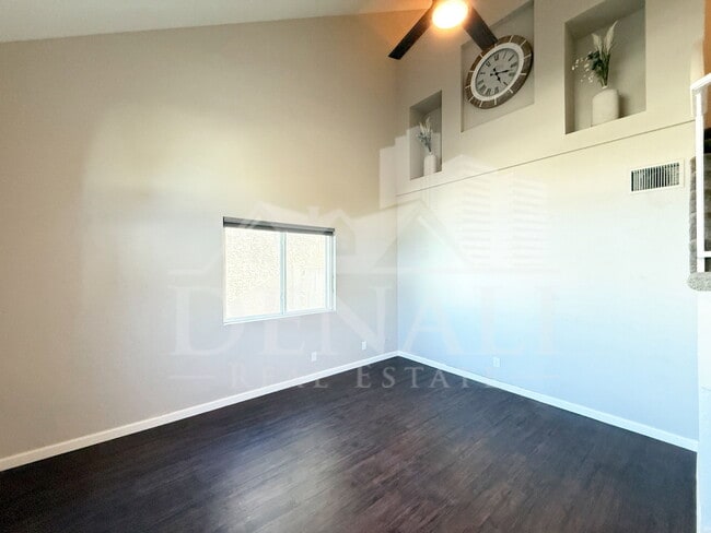 Building Photo - 1114 S Surfside Dr