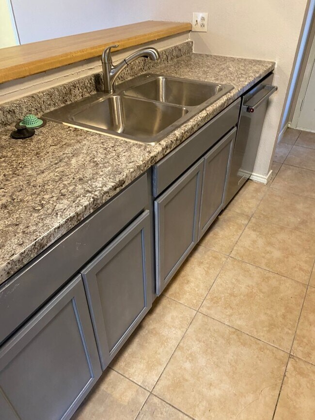 Foto del edificio - 714 Woodland Ct