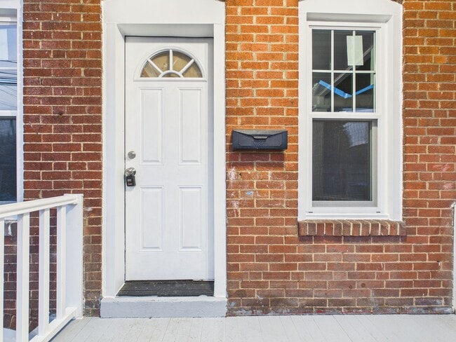 Building Photo - Charming 2 Bedroom Single Family on Penn St